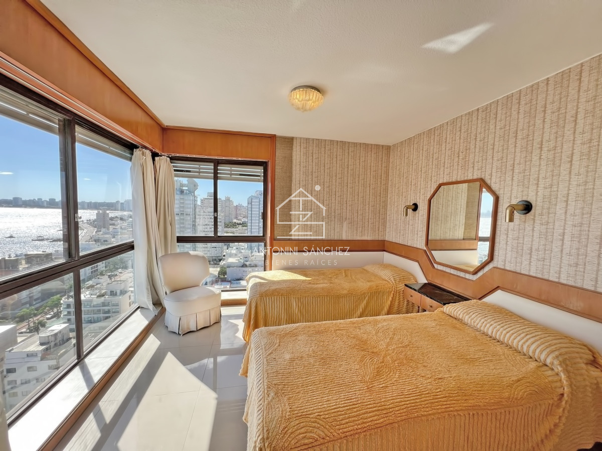Apartamento ID.1549 - Apartamento en venta en Punta del Este, Tres dormitorios + servicio