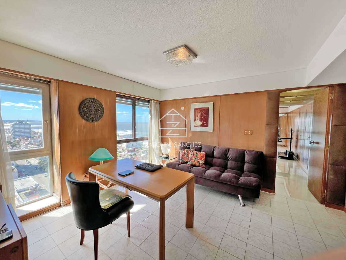 Apartamento ID.1549 - Apartamento en venta en Punta del Este, Tres dormitorios + servicio