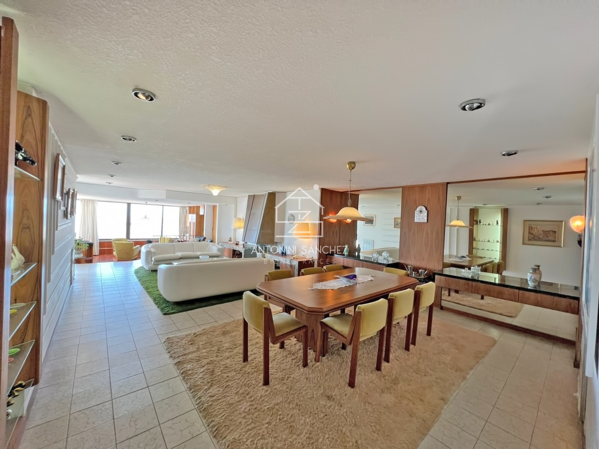 Apartamento ID.1549 - Apartamento en venta en Punta del Este, Tres dormitorios + servicio