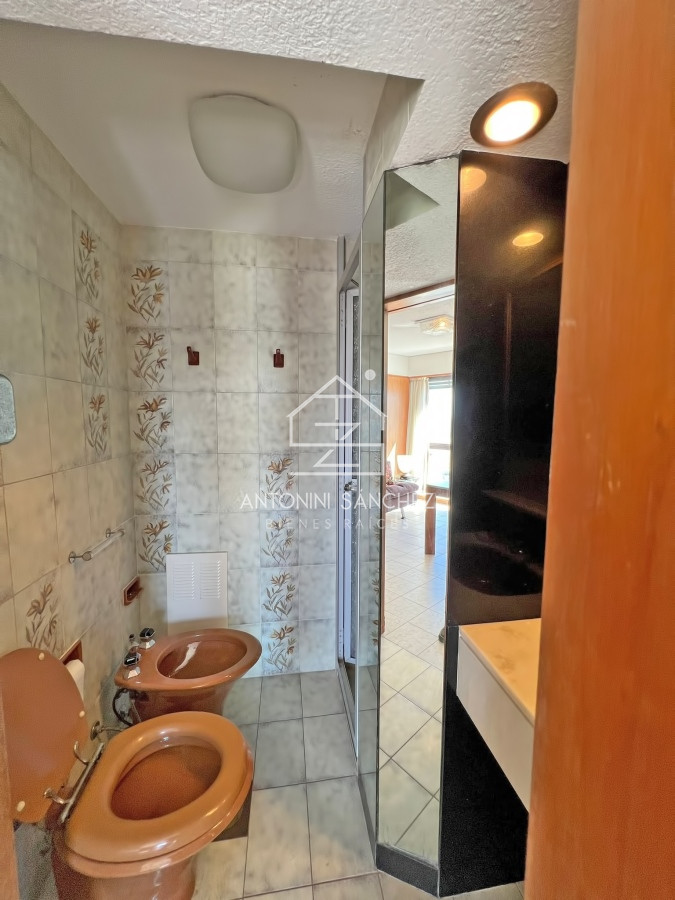 Apartamento ID.1549 - Apartamento en venta en Punta del Este, Tres dormitorios + servicio