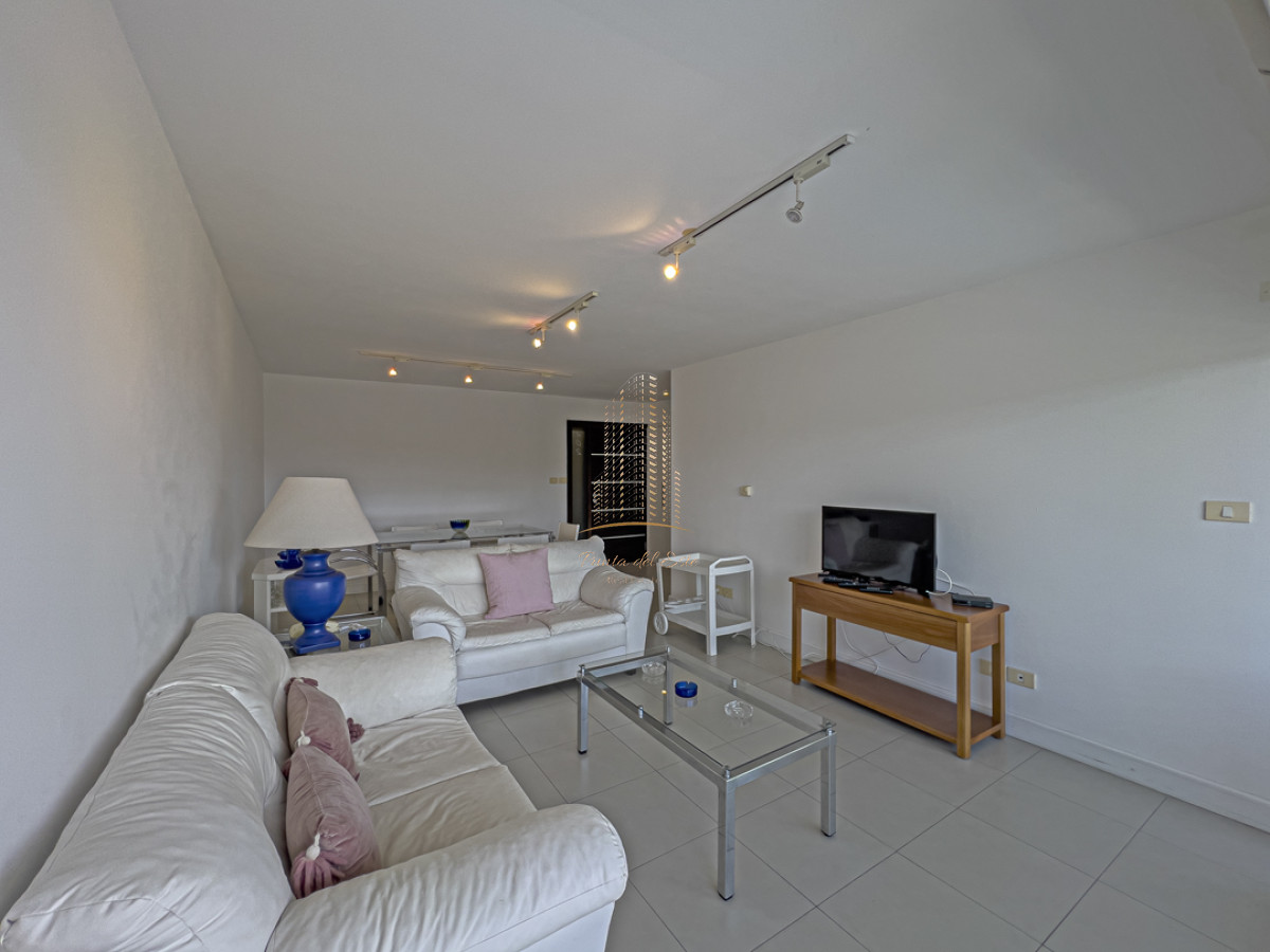 Apartamento ID.640 -  Apartamento  en venta en Punta del Este con parrillero propio   