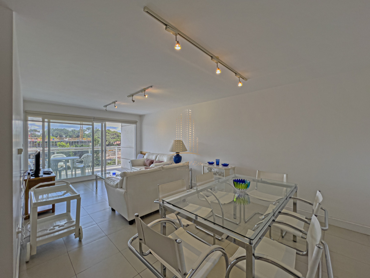 Apartamento ID.640 -  Apartamento  en venta en Punta del Este con parrillero propio   