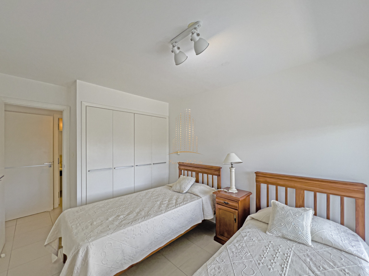 Apartamento ID.640 -  Apartamento  en venta en Punta del Este con parrillero propio   