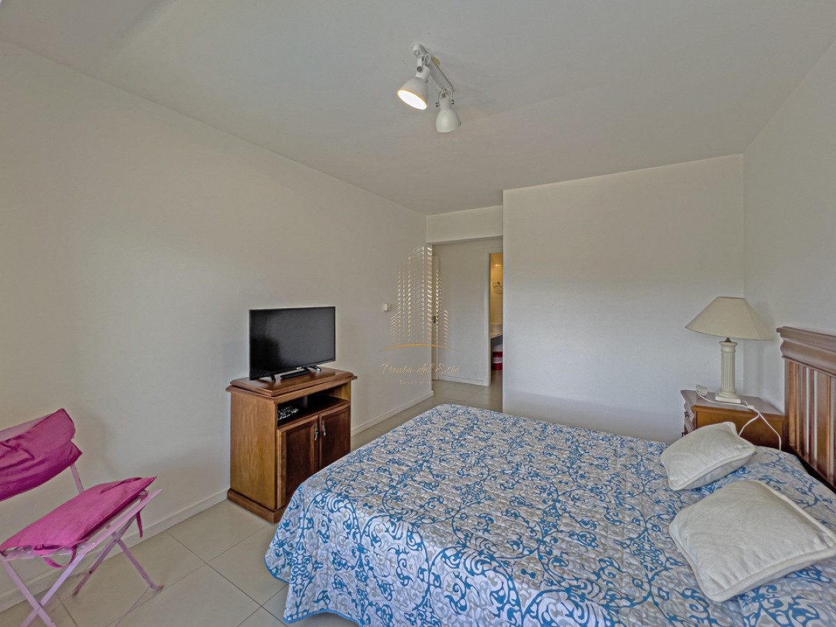 Apartamento ID.640 -  Apartamento  en venta en Punta del Este con parrillero propio   