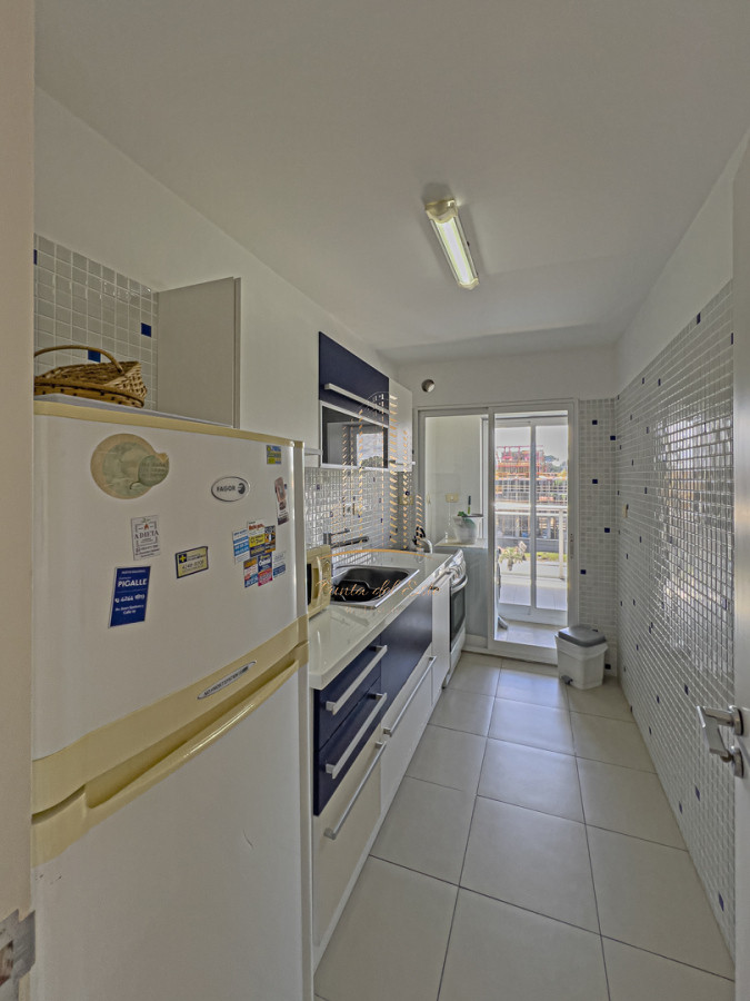 Apartamento ID.640 -  Apartamento  en venta en Punta del Este con parrillero propio   
