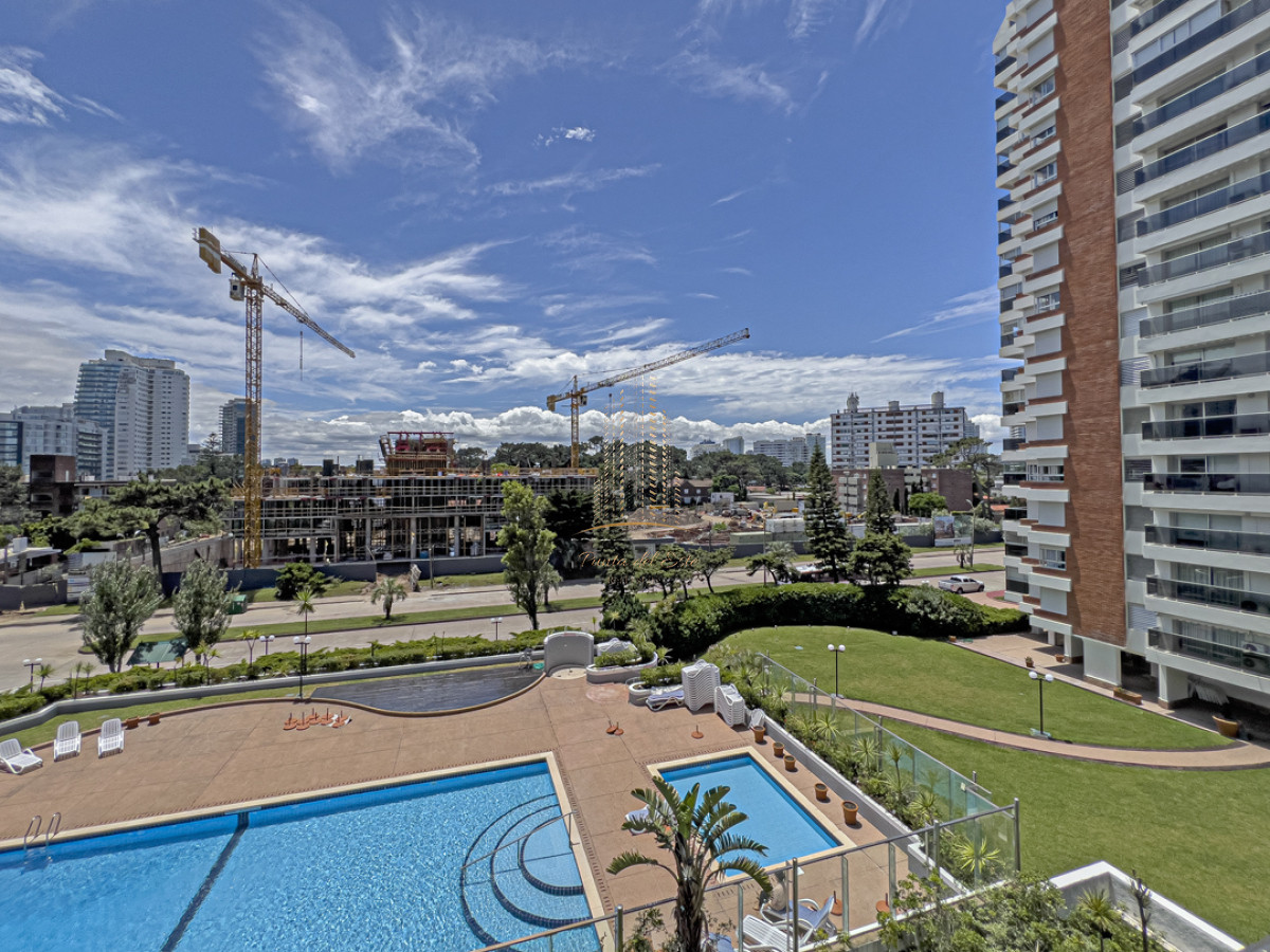 Apartamento ID.640 -  Apartamento  en venta en Punta del Este con parrillero propio   