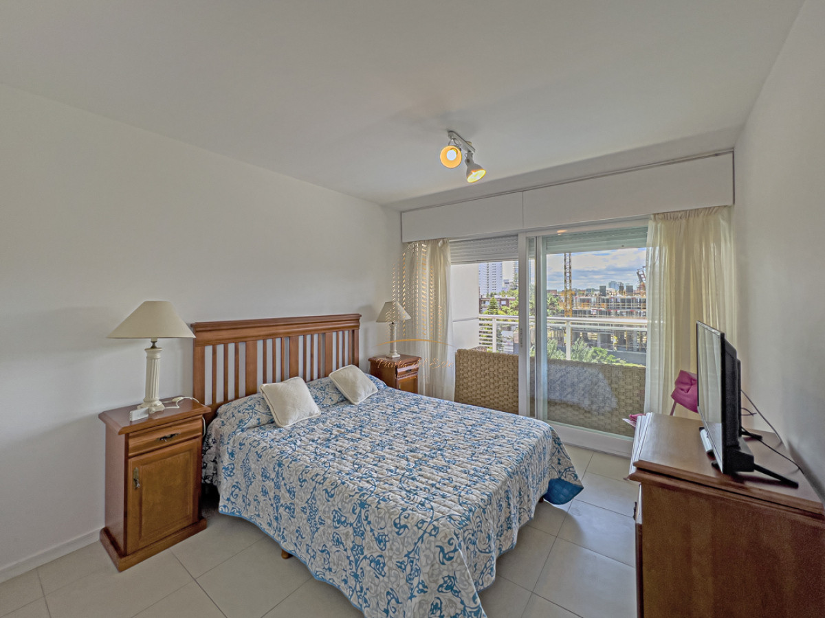 Apartamento ID.640 -  Apartamento  en venta en Punta del Este con parrillero propio   