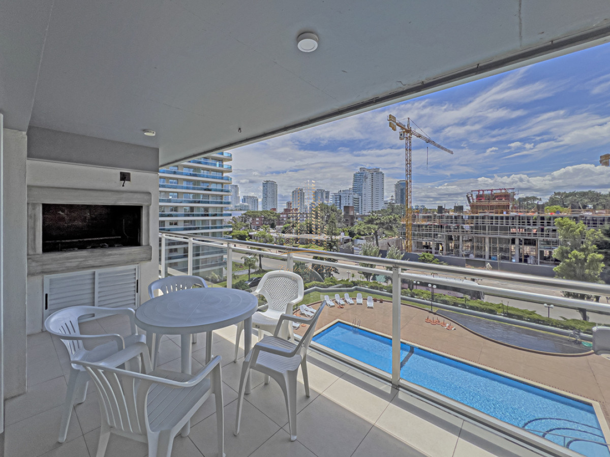 Apartamento ID.640 -  Apartamento  en venta en Punta del Este con parrillero propio   