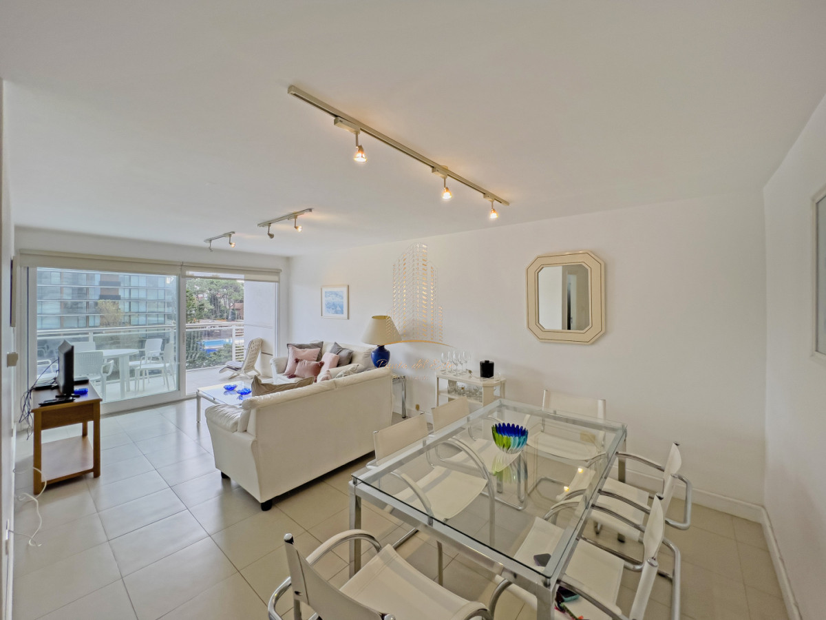 Apartamento ID.640 -  Apartamento  en venta en Punta del Este con parrillero propio   