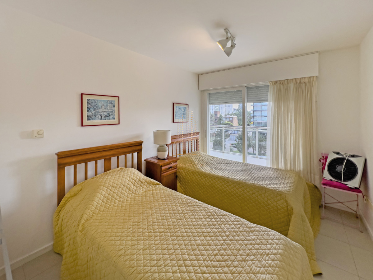 Apartamento ID.640 -  Apartamento  en venta en Punta del Este con parrillero propio   