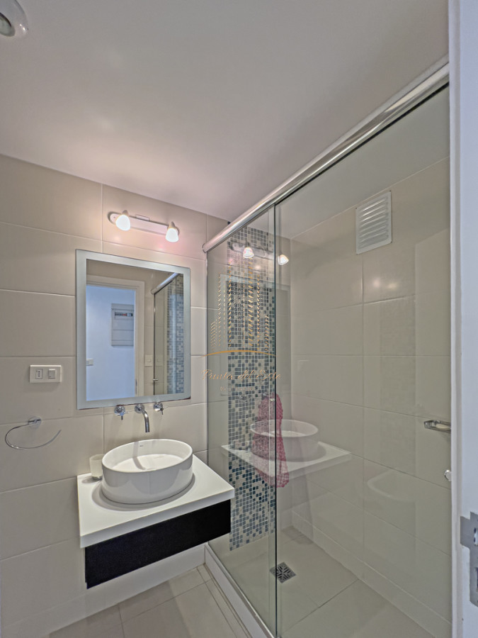Apartamento ID.640 -  Apartamento  en venta en Punta del Este con parrillero propio   