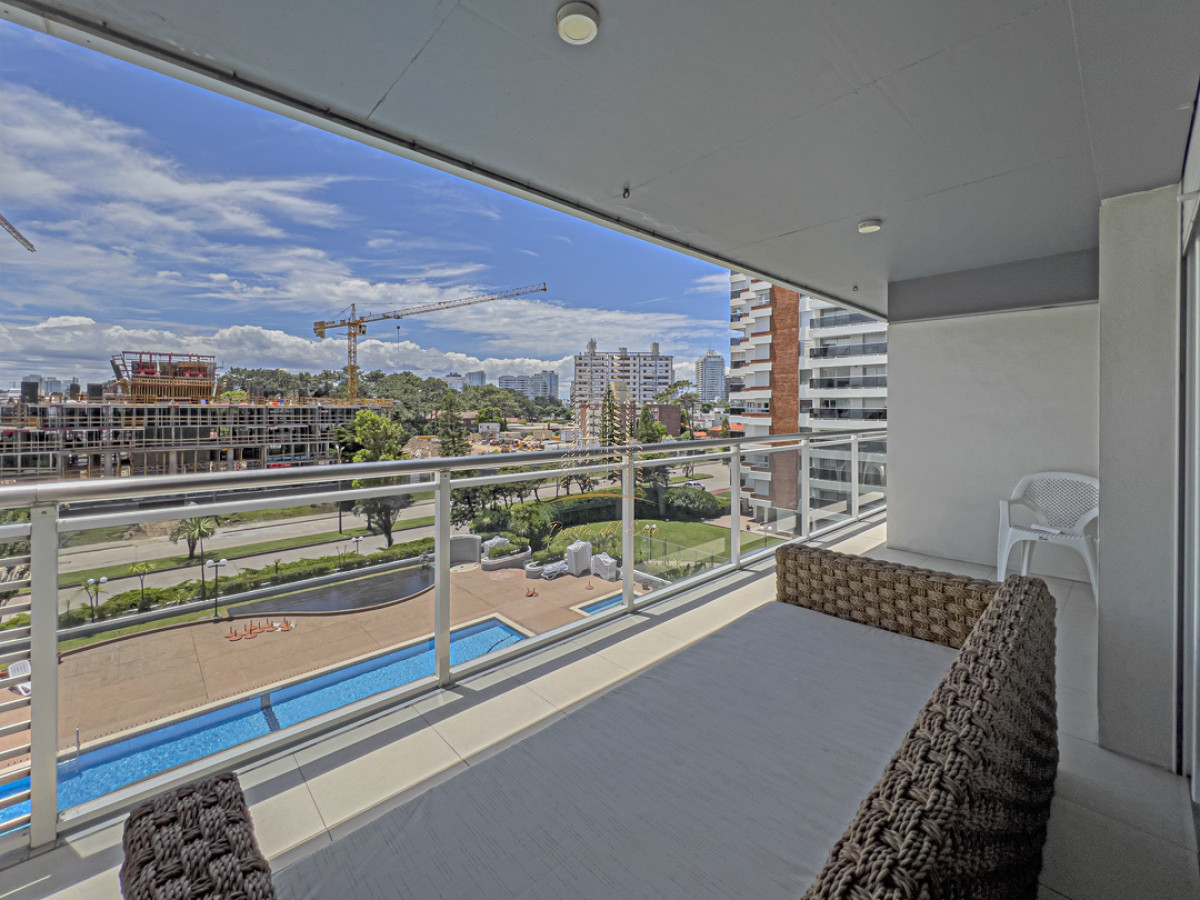 Apartamento ID.640 -  Apartamento  en venta en Punta del Este con parrillero propio   