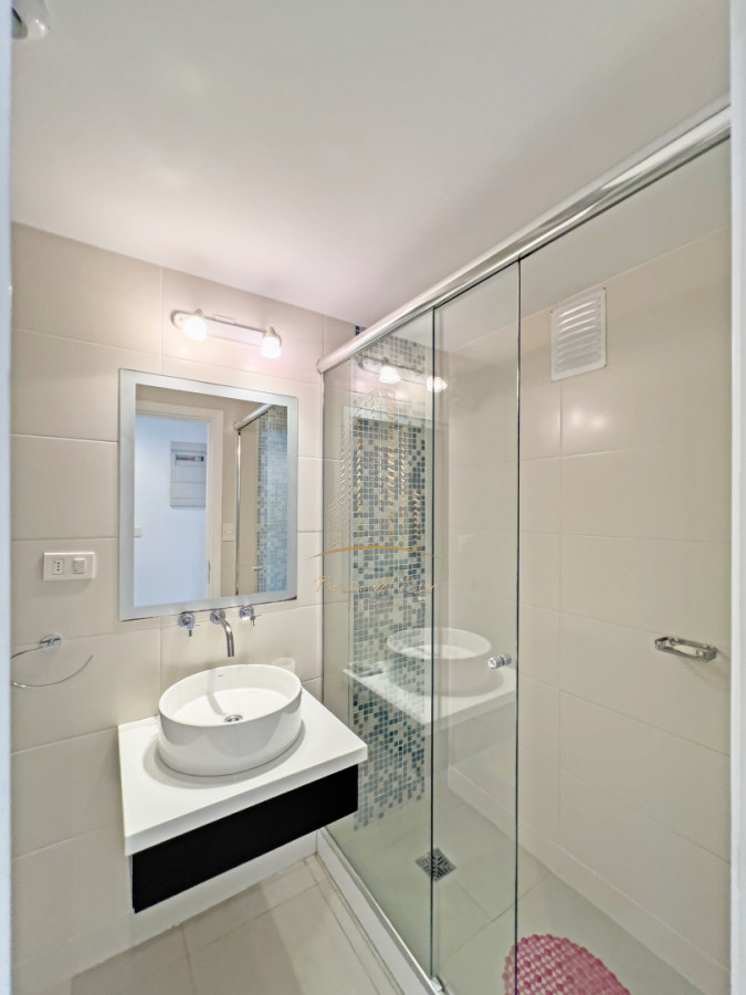 Apartamento ID.640 -  Apartamento  en venta en Punta del Este con parrillero propio   