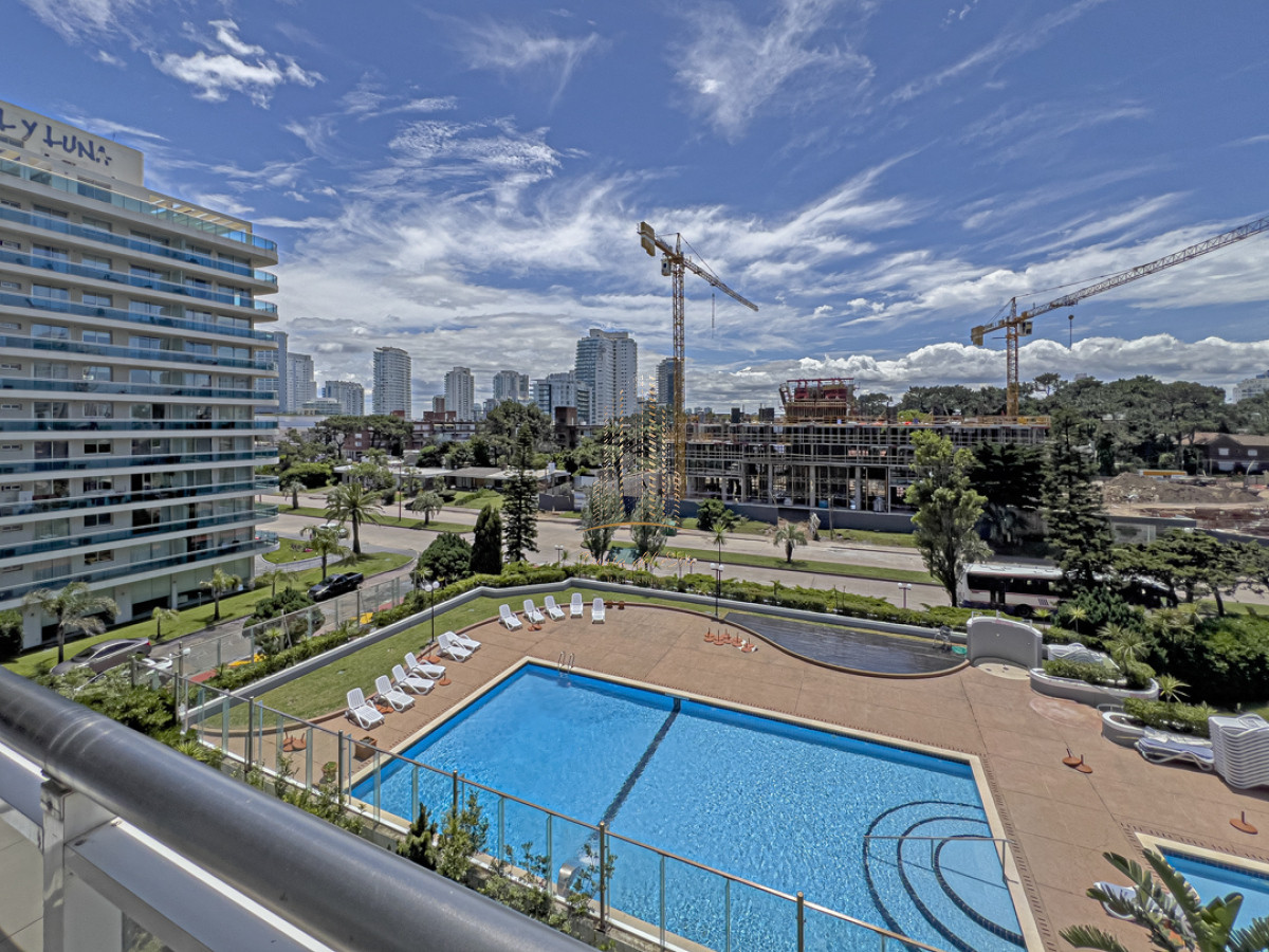 Apartamento ID.640 -  Apartamento  en venta en Punta del Este con parrillero propio   