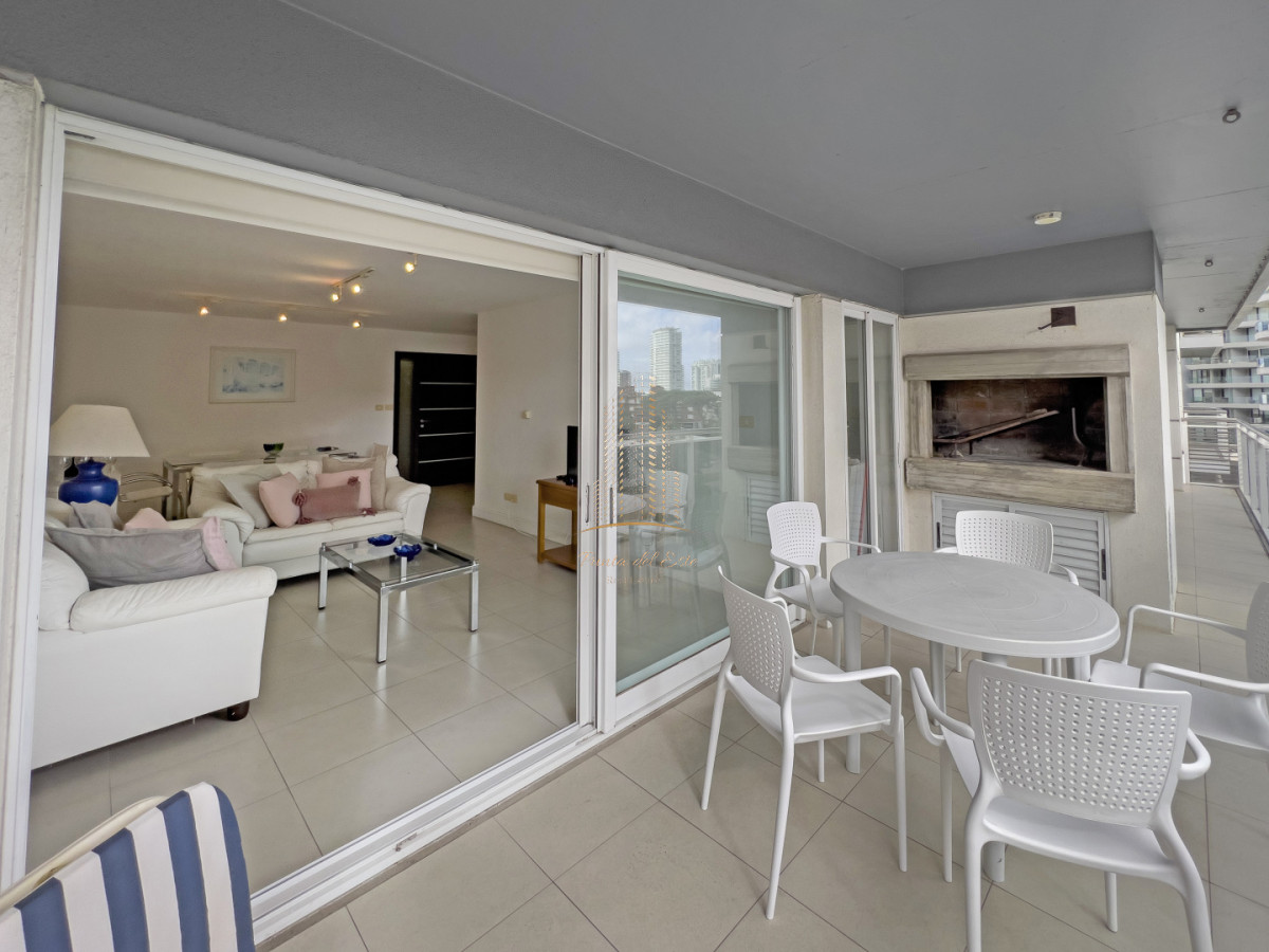 Apartamento ID.640 -  Apartamento  en venta en Punta del Este con parrillero propio   