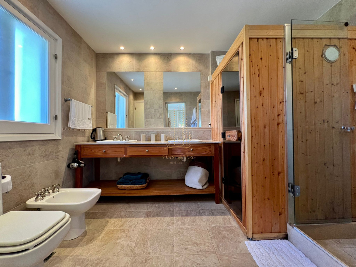 Casa ID.651 - Casa en venta y alquiler a una cuadra de la playa en parada 30 Brava