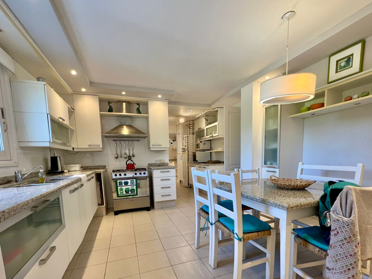 Casa ID.651 - Casa en venta y alquiler a una cuadra de la playa en parada 30 Brava