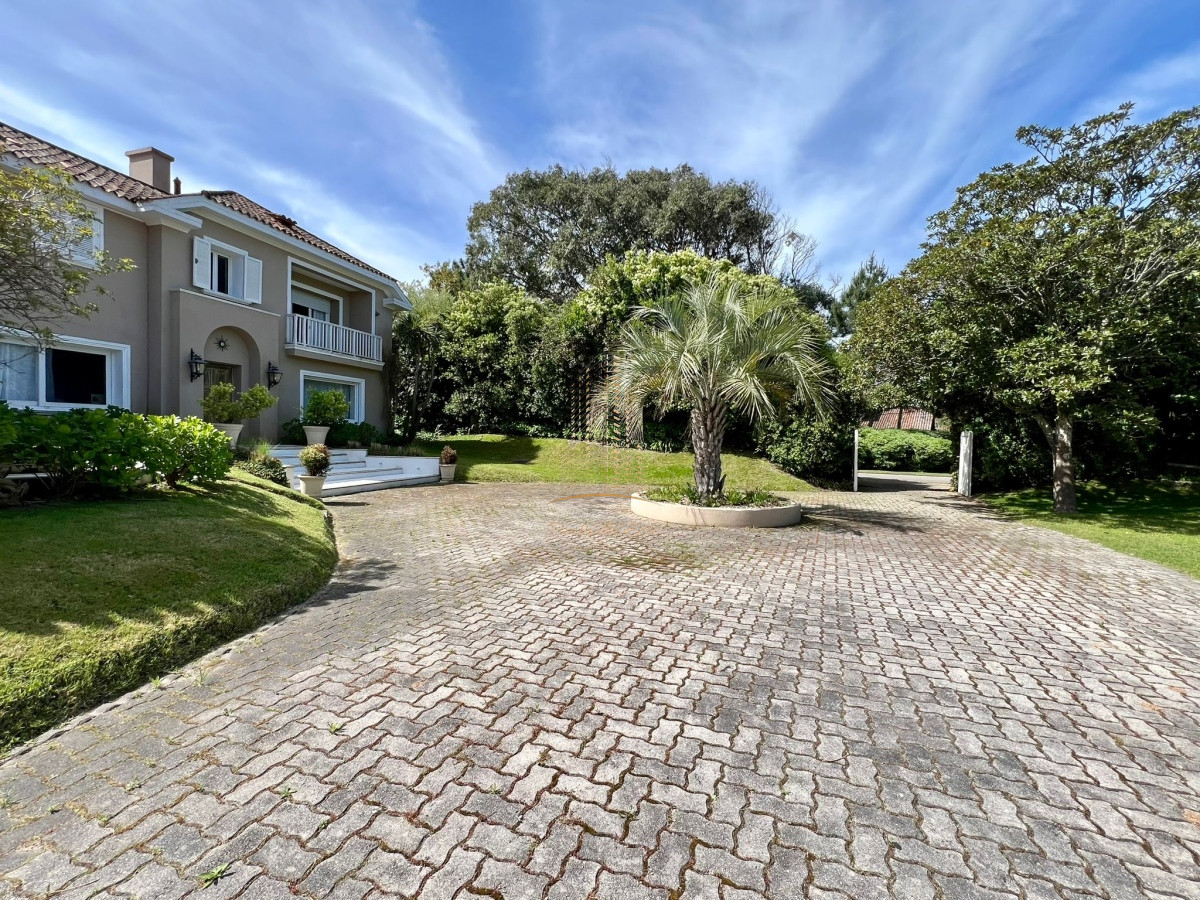 Casa ID.651 - Casa en venta y alquiler a una cuadra de la playa en parada 30 Brava