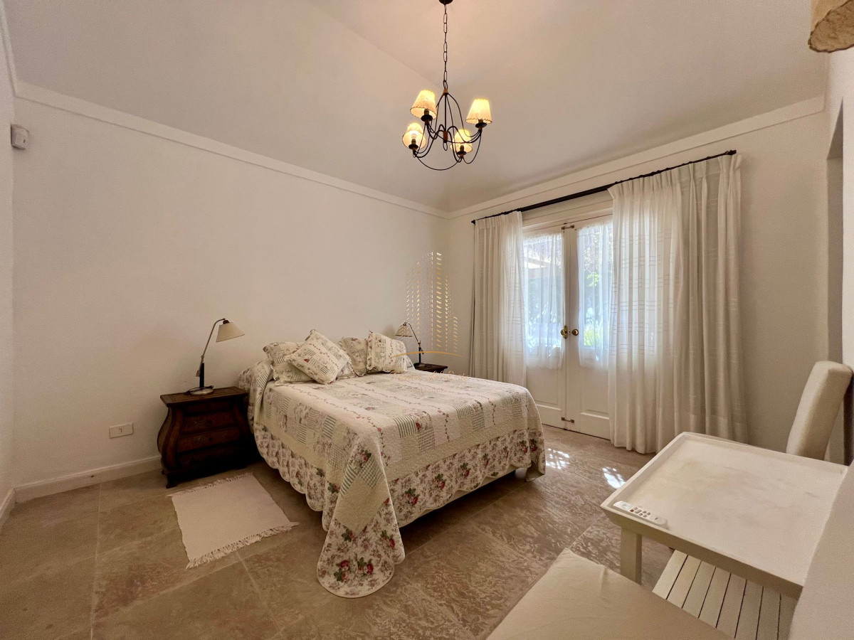 Casa ID.651 - Casa en venta y alquiler a una cuadra de la playa en parada 30 Brava