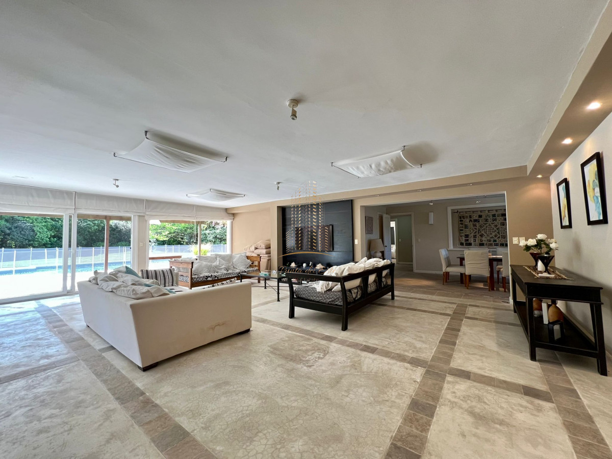 Casa ID.651 - Casa en venta y alquiler a una cuadra de la playa en parada 30 Brava