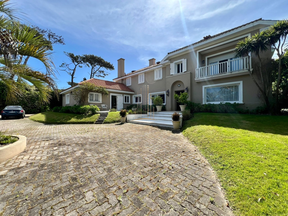 Casa ID.651 - Casa en venta y alquiler a una cuadra de la playa en parada 30 Brava
