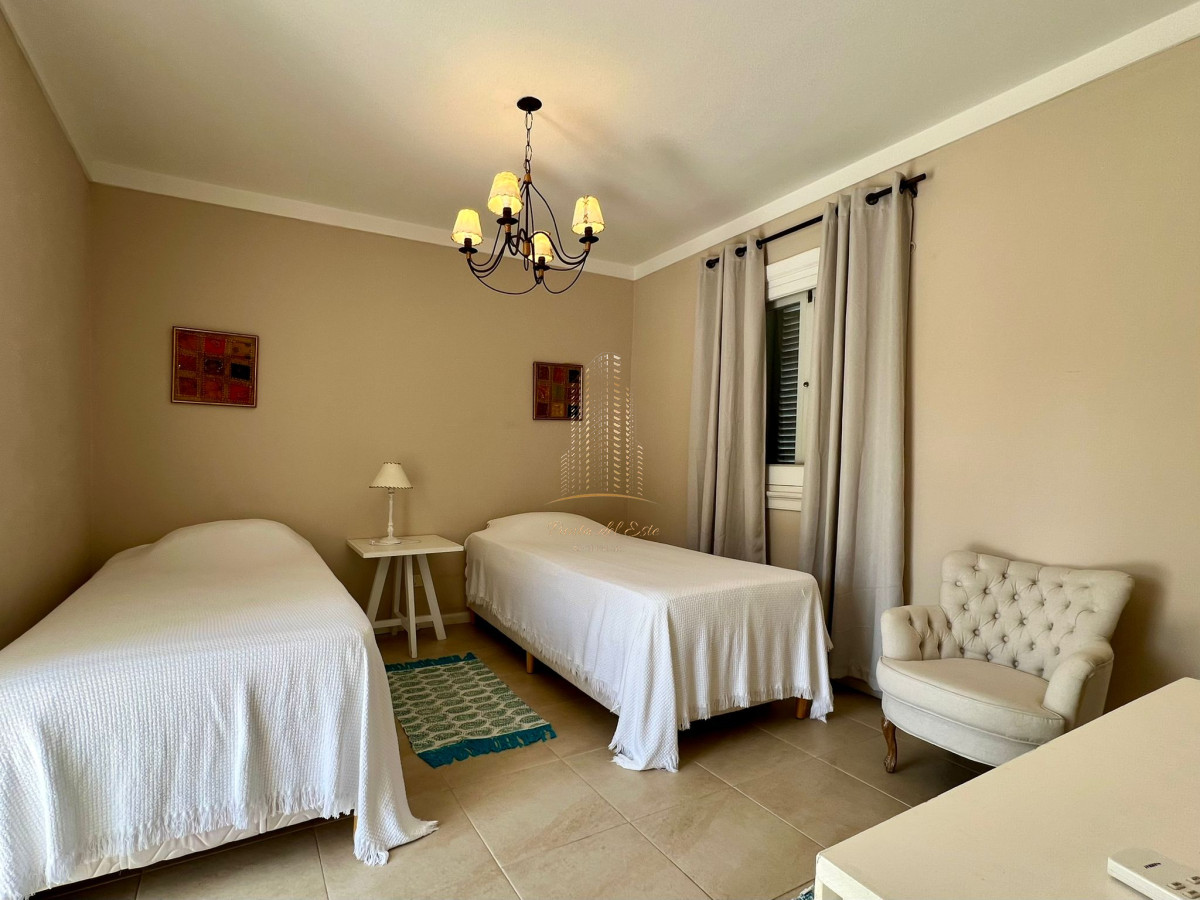 Casa ID.651 - Casa en venta y alquiler a una cuadra de la playa en parada 30 Brava