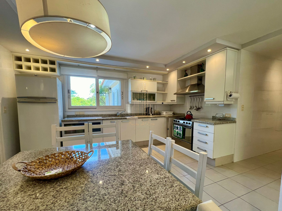 Casa ID.651 - Casa en venta y alquiler a una cuadra de la playa en parada 30 Brava