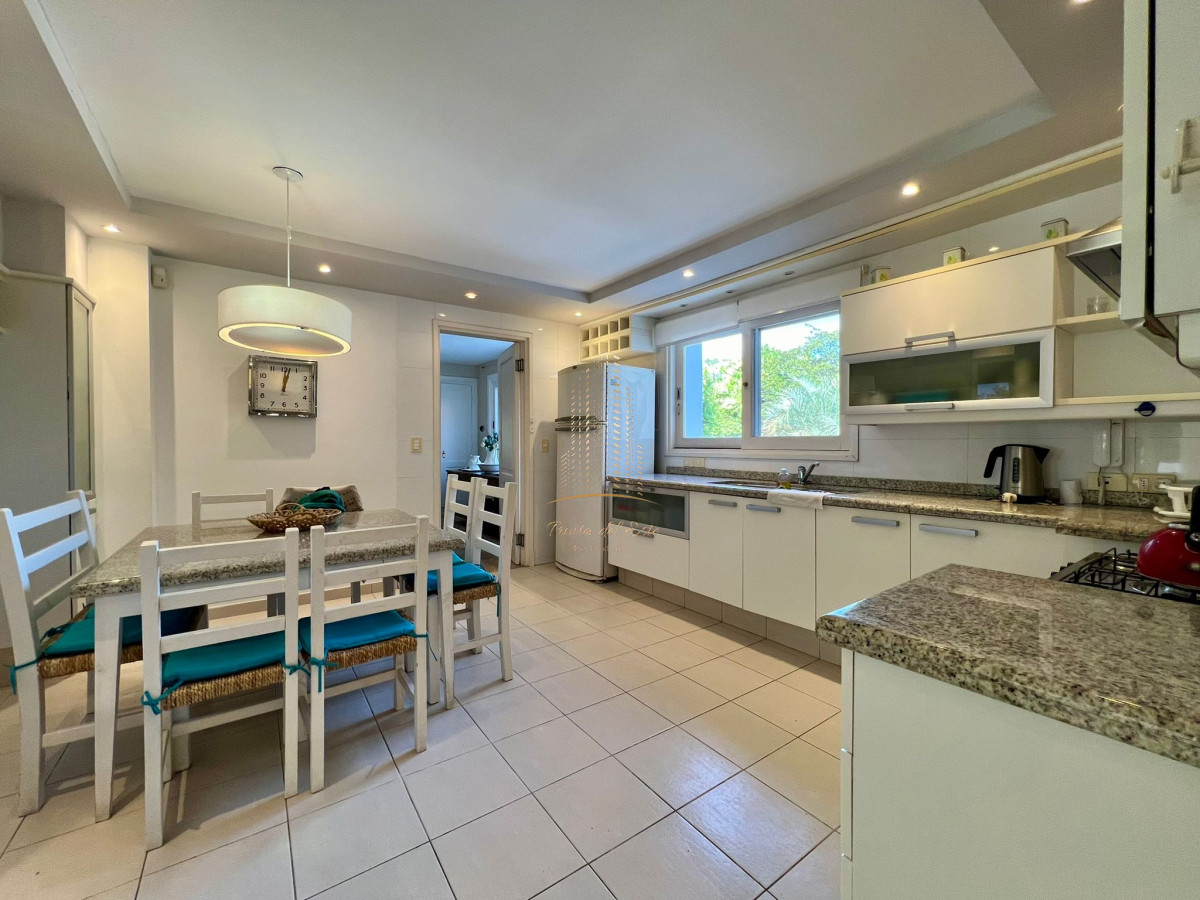 Casa ID.651 - Casa en venta y alquiler a una cuadra de la playa en parada 30 Brava