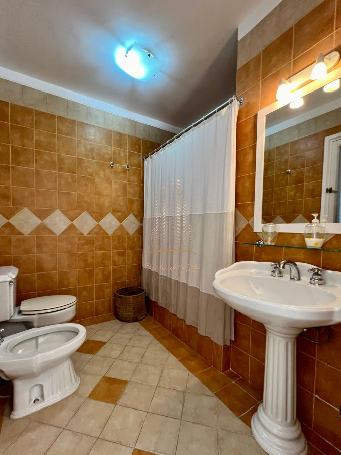 Casa ID.651 - Casa en venta y alquiler a una cuadra de la playa en parada 30 Brava