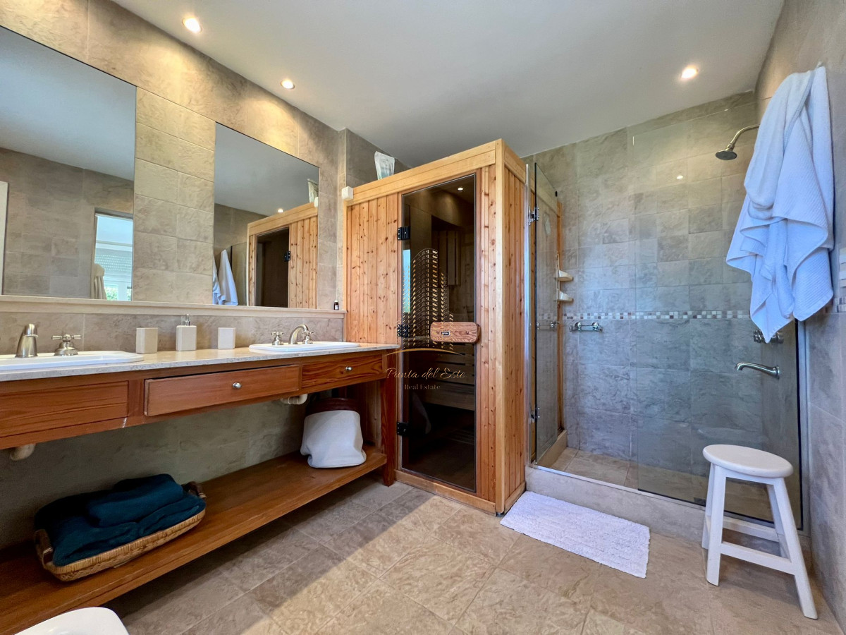 Casa ID.651 - Casa en venta y alquiler a una cuadra de la playa en parada 30 Brava
