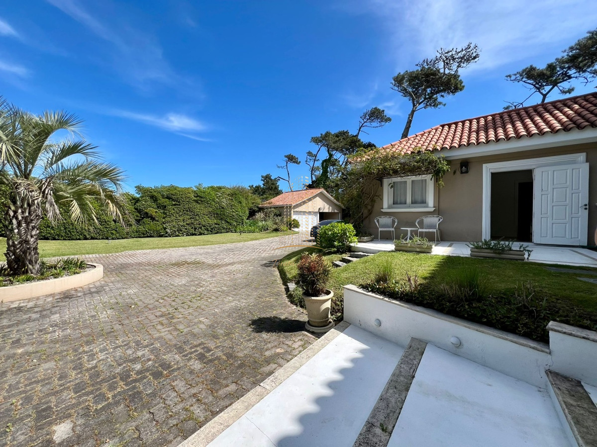 Casa ID.651 - Casa en venta y alquiler a una cuadra de la playa en parada 30 Brava