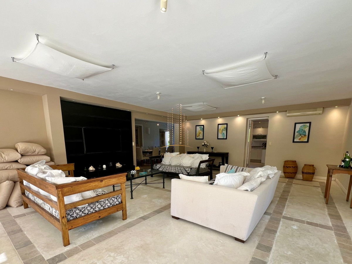Casa ID.651 - Casa en venta y alquiler a una cuadra de la playa en parada 30 Brava