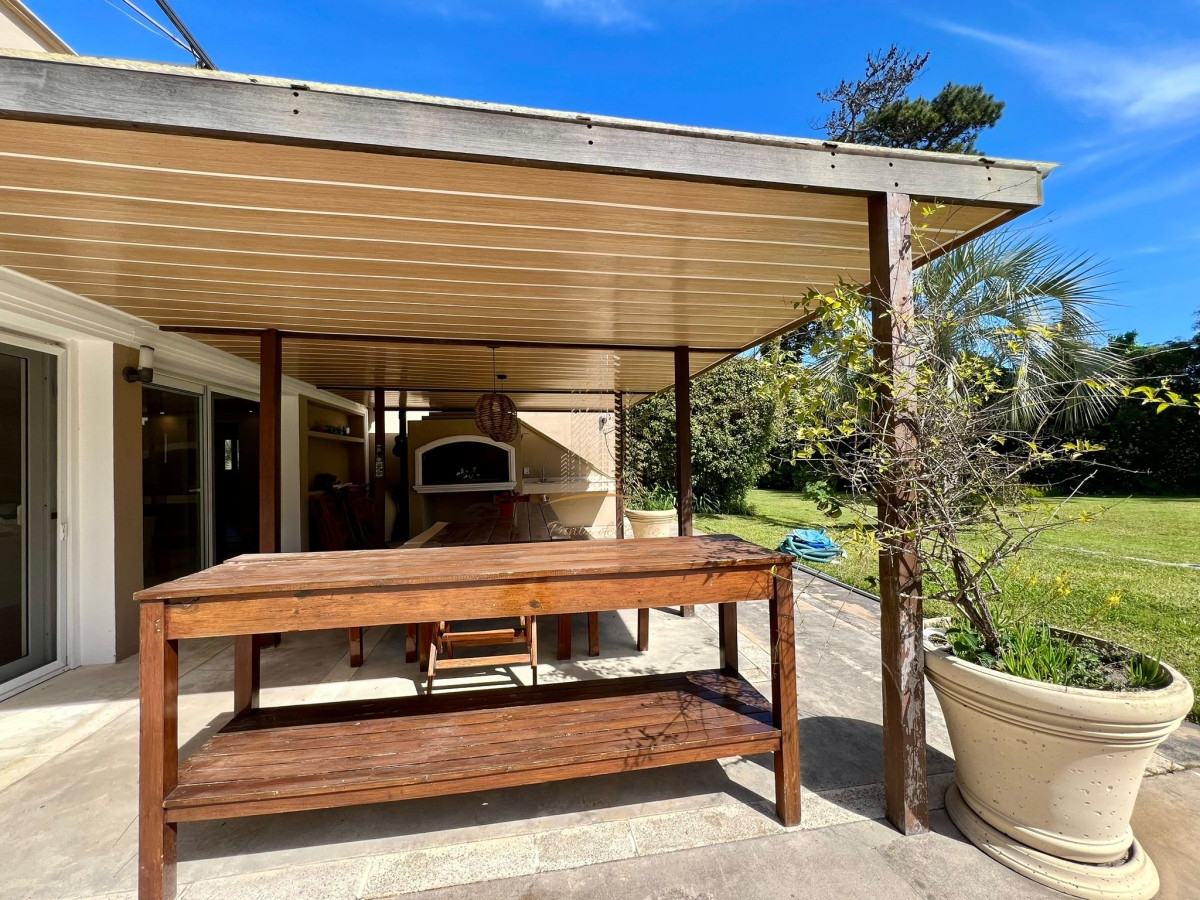 Casa ID.651 - Casa en venta y alquiler a una cuadra de la playa en parada 30 Brava