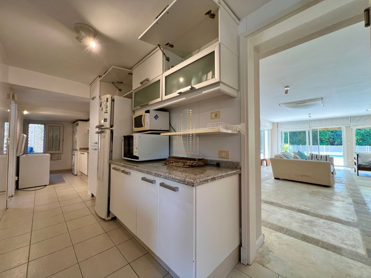 Casa ID.651 - Casa en venta y alquiler a una cuadra de la playa en parada 30 Brava