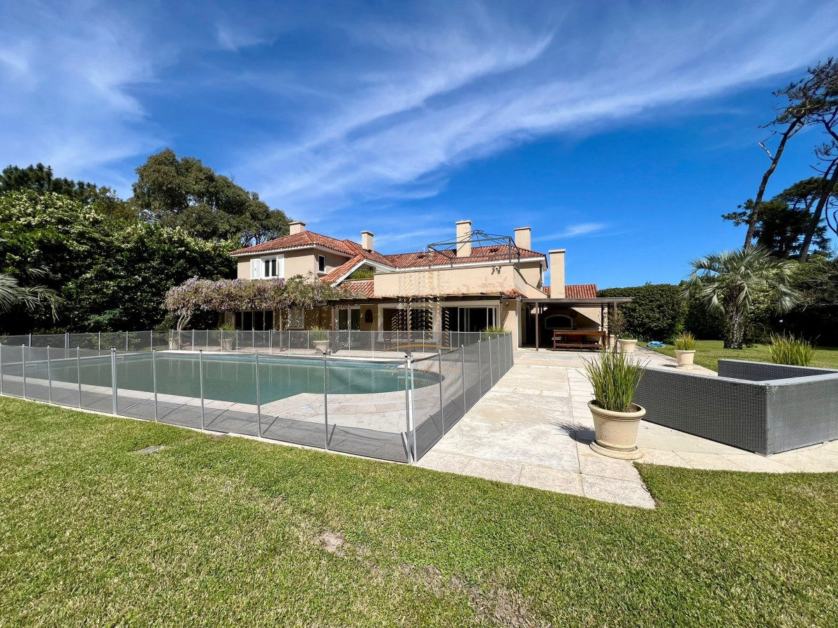 Casa ID.651 - Casa en venta y alquiler a una cuadra de la playa en parada 30 Brava