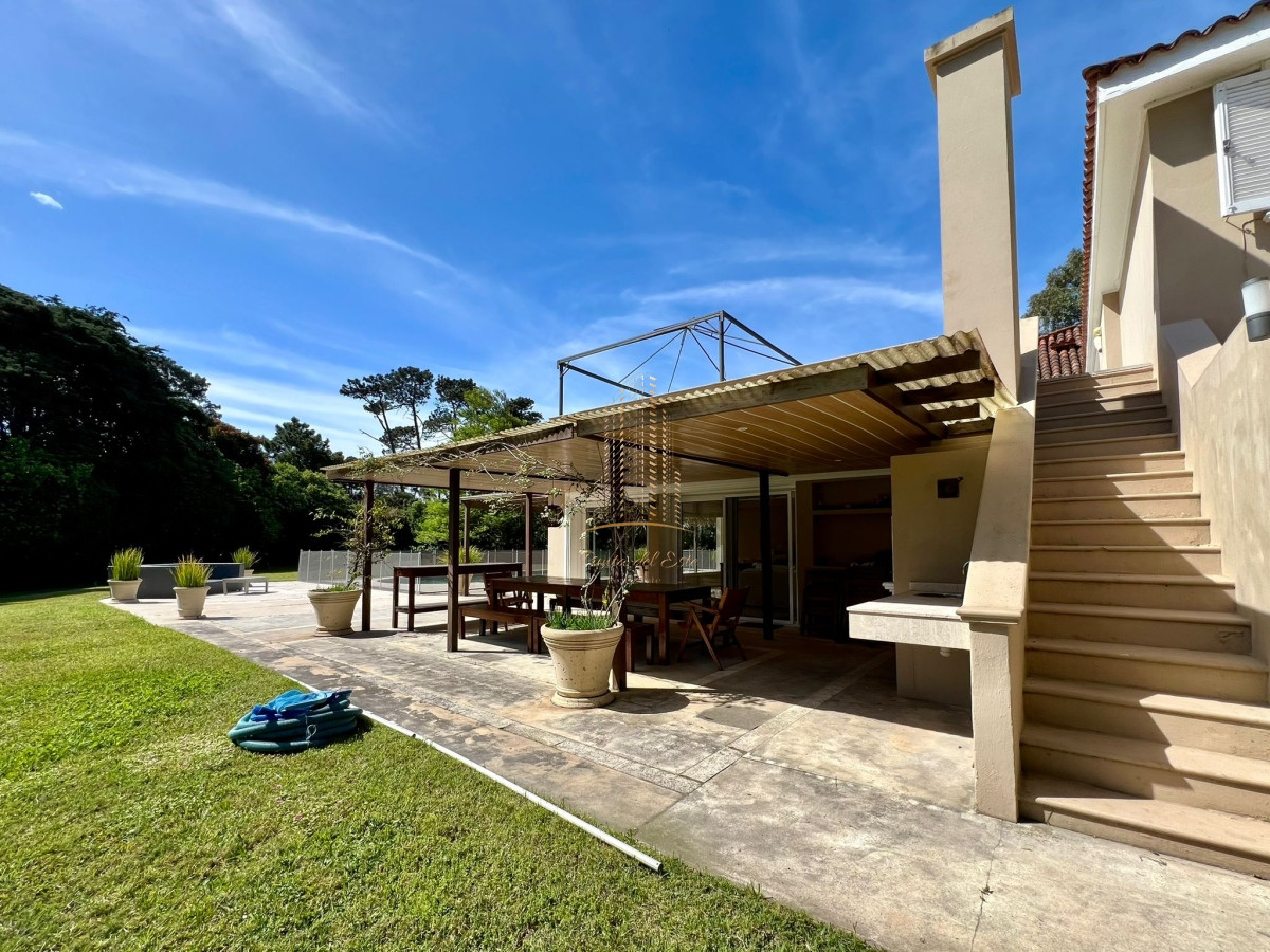 Casa ID.651 - Casa en venta y alquiler a una cuadra de la playa en parada 30 Brava