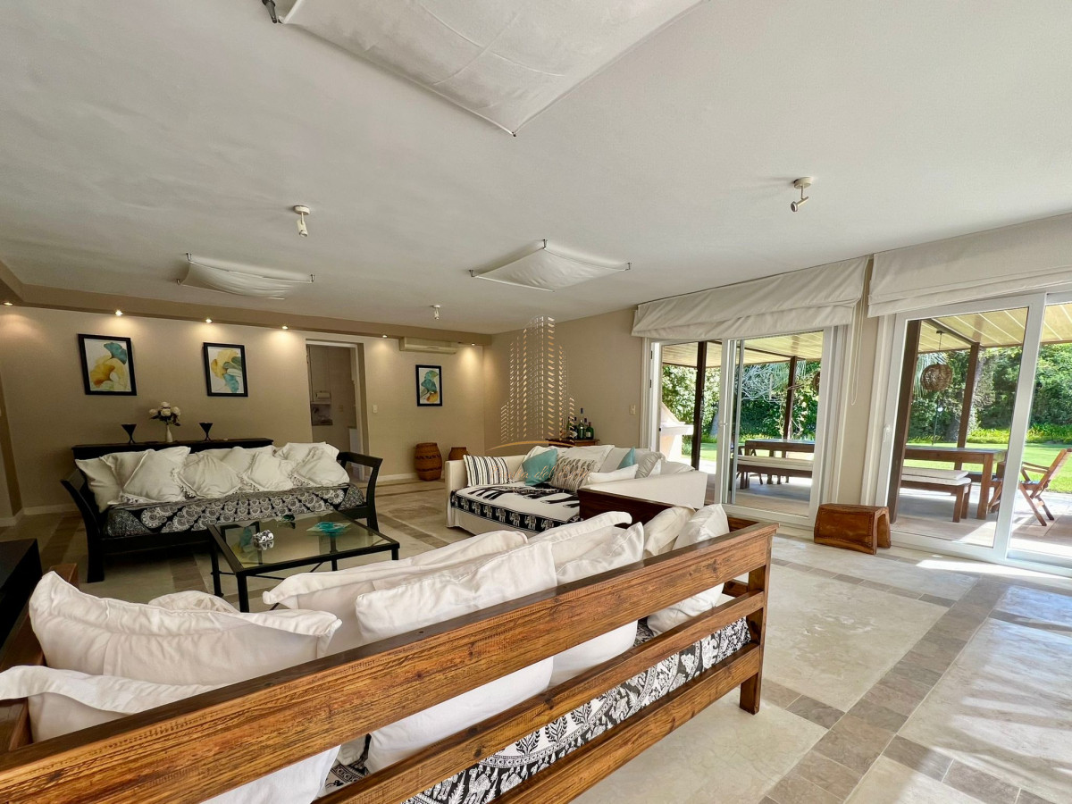 Casa ID.651 - Casa en venta y alquiler a una cuadra de la playa en parada 30 Brava