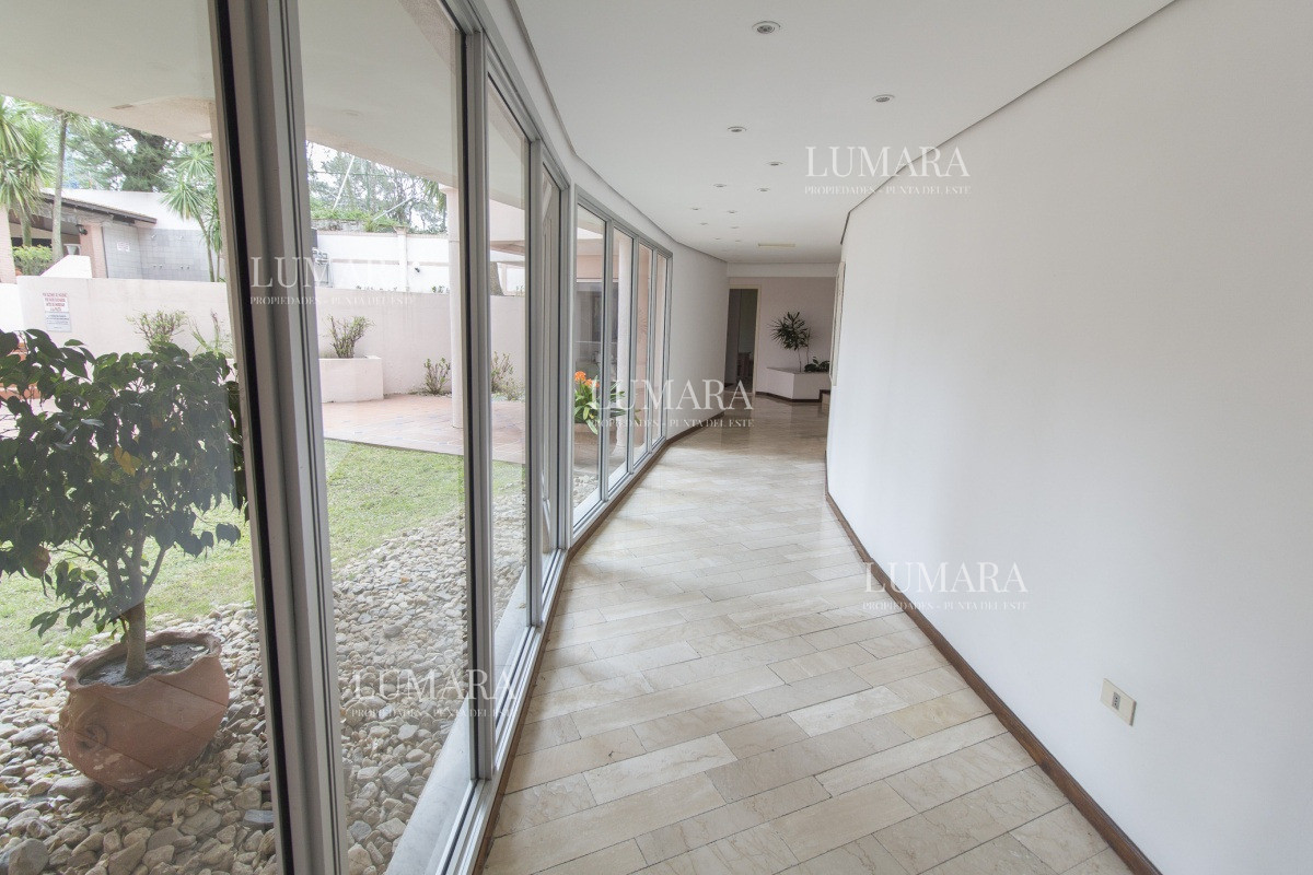 Apartamento ID.3953 - Venta de apartamento en playa mansa - 2 dorm 2 baños Punta del Este