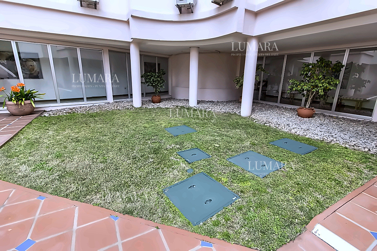 Apartamento ID.3953 - Venta de apartamento en playa mansa - 2 dorm 2 baños Punta del Este