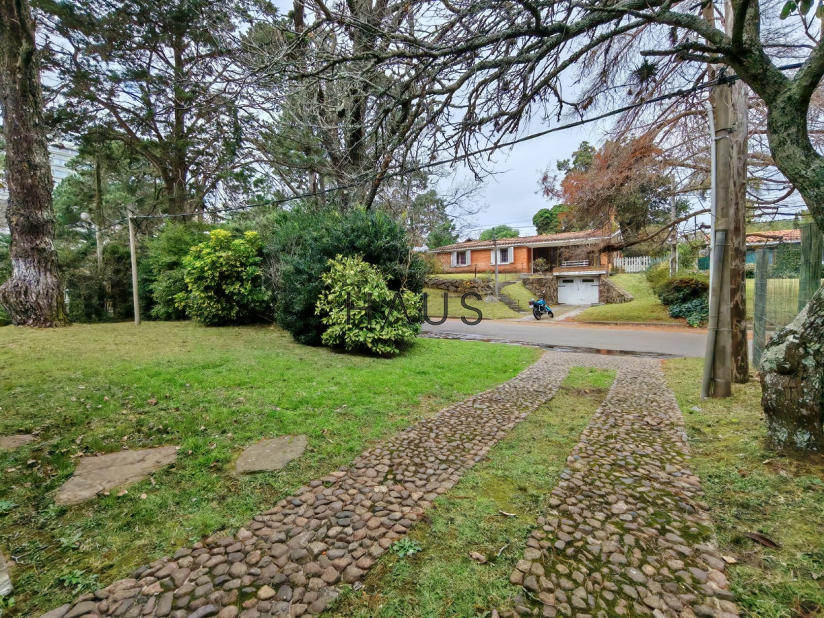 Casa ID.154 - Casa en alquiler anual usd 2500 mensual - Punta del Este