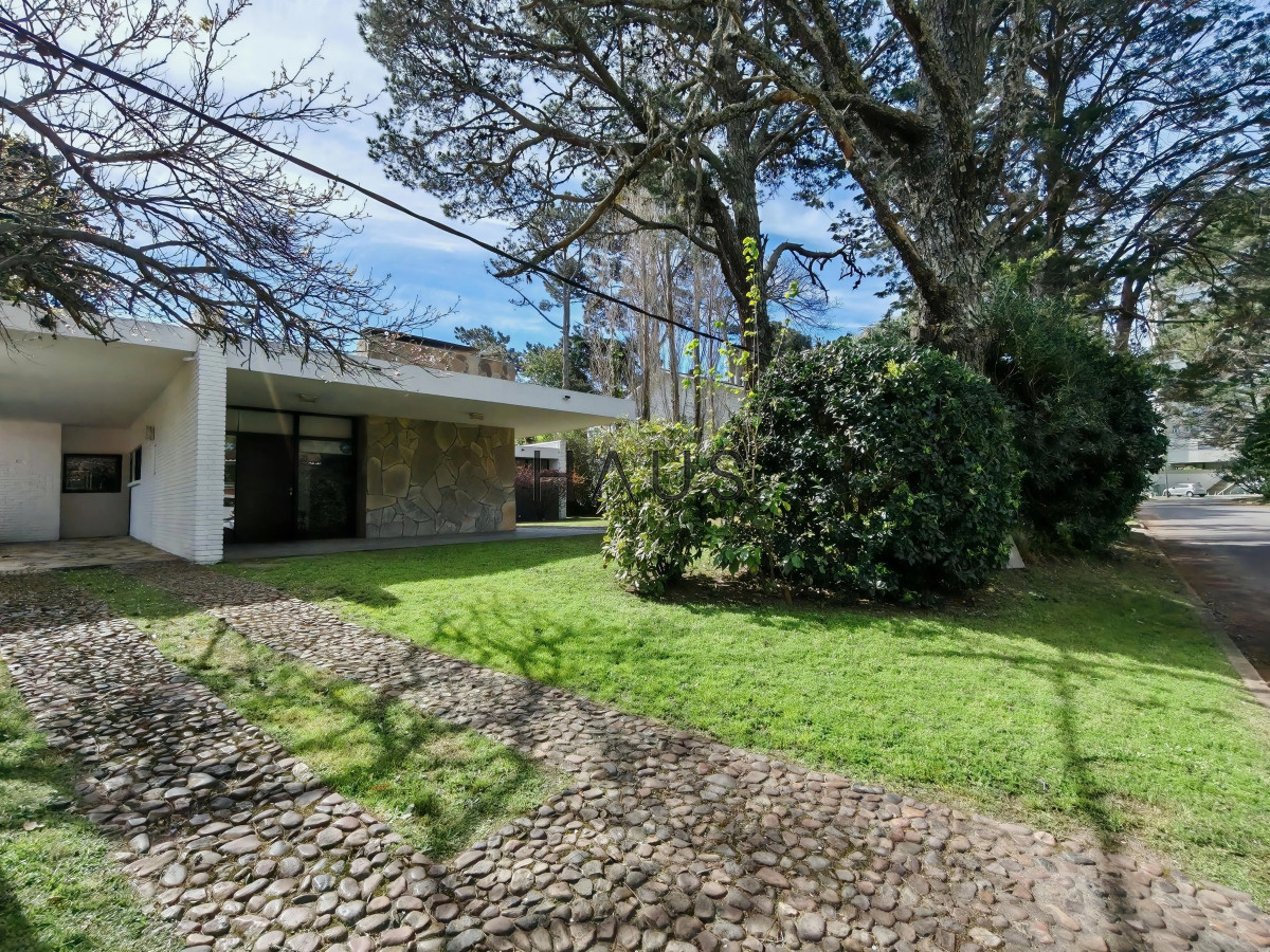 Casa ID.154 - Casa en alquiler anual usd 2500 mensual - Punta del Este