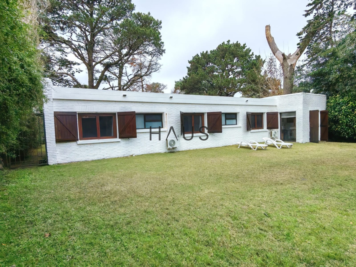 Casa ID.154 - Casa en alquiler anual usd 2500 mensual - Punta del Este