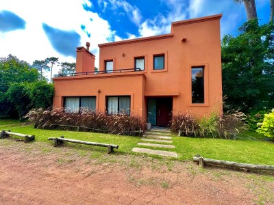 Alquiler anual y venta casa 2 dormitorios en Barrio privado