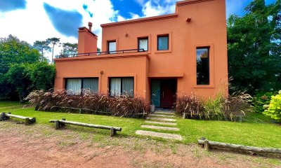 Alquiler anual y venta casa 2 dormitorios en Barrio privado
