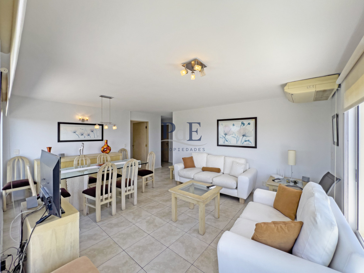 Apartamento en venta de tres dormitorios y servicio.  - Imagen 8