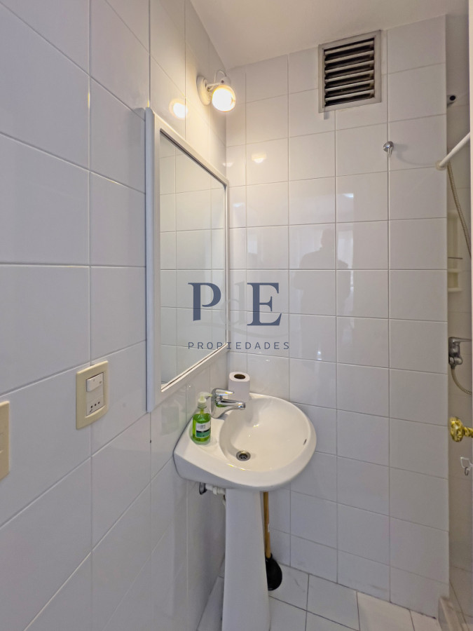 Apartamento en venta de tres dormitorios y servicio.  - Imagen 12