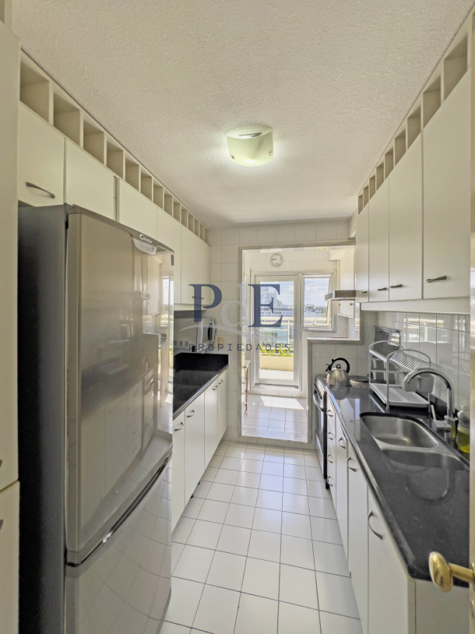 Apartamento en venta de tres dormitorios y servicio.  - Imagen 10