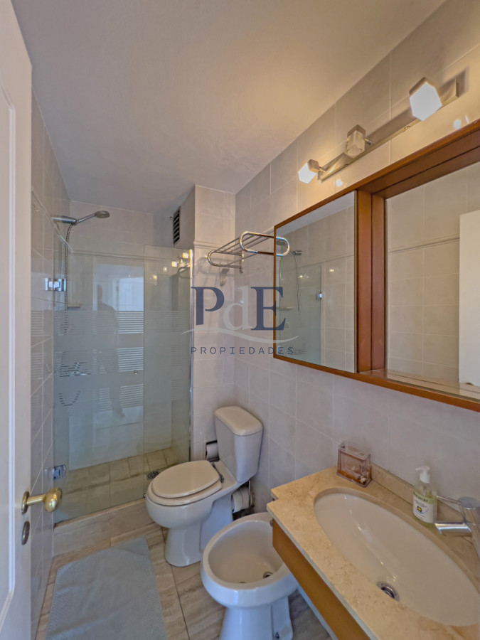 Apartamento en venta de tres dormitorios y servicio.  - Imagen 22