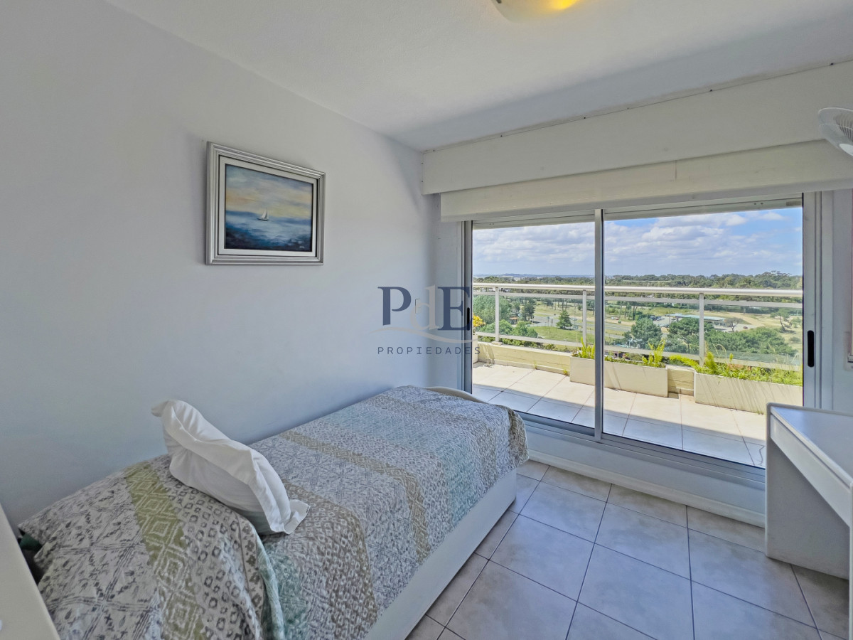 Apartamento en venta de tres dormitorios y servicio.  - Imagen 19