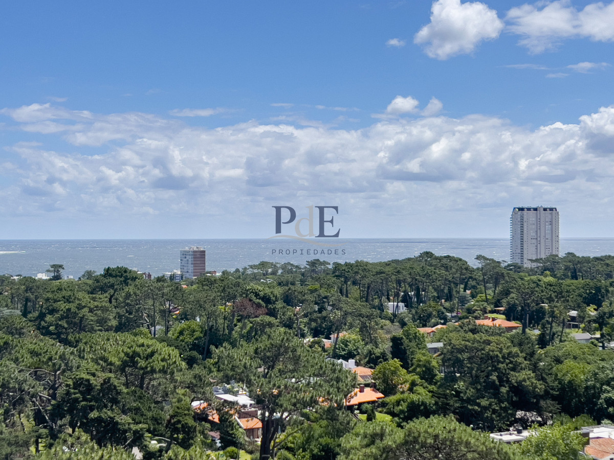 Apartamento en venta de tres dormitorios y servicio.  - Imagen 2